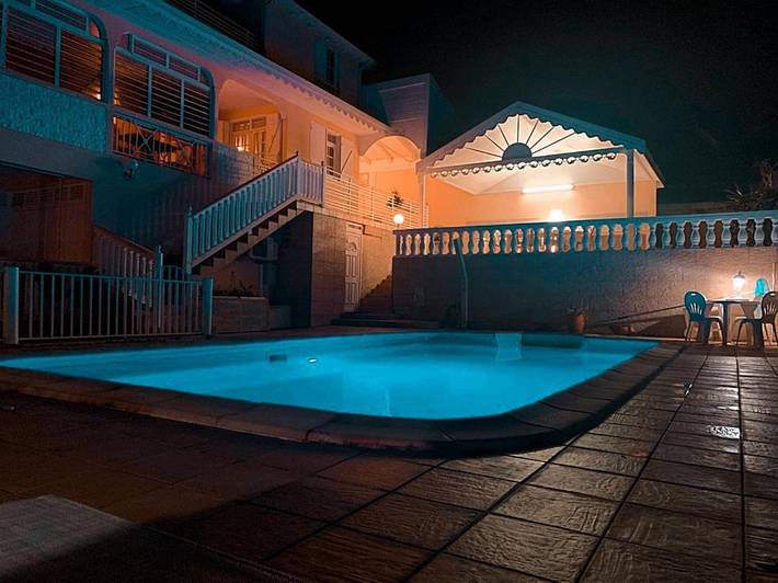 Appartement de vacances pour 2 personnes, avec vue et terrasse ainsi que jardin et piscine