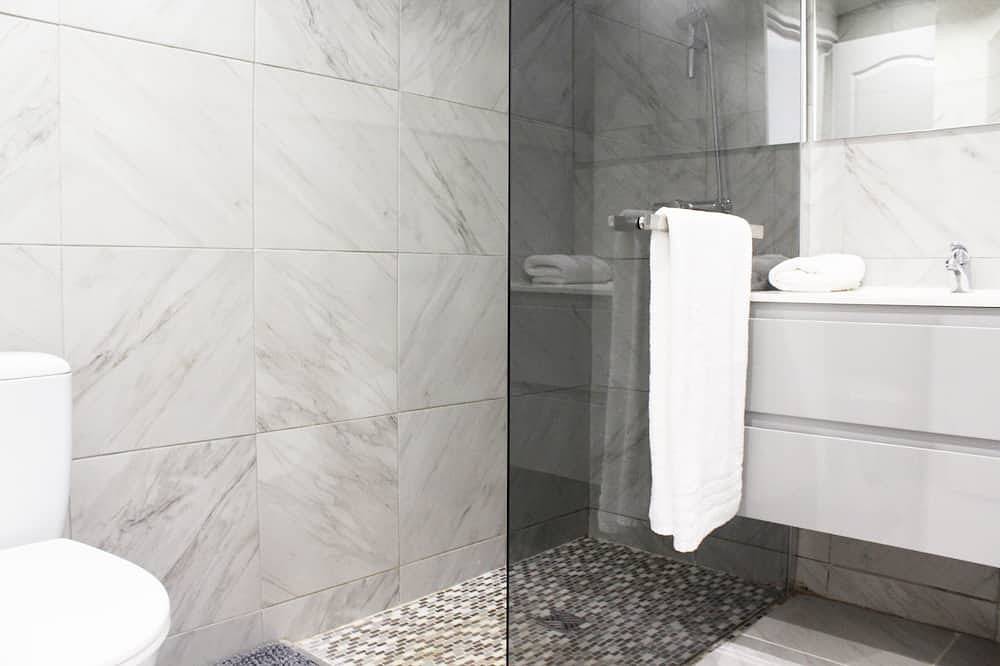 Ganze Wohnung, Apartment with private terrace, pools access and parking in La Colle-sur-Loup, Cannes und Umgebung