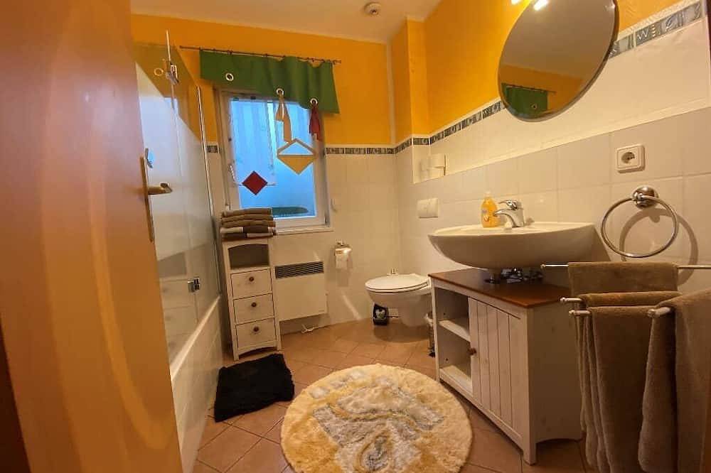 Ganze Wohnung, Gemütlicher Bungalow 75 m2 für bis zu 6 Personen in Wackersdorf, Naturpark Oberpfälzer Wald