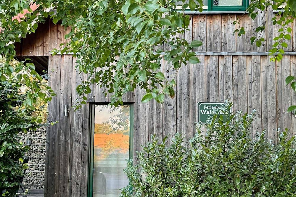 Ganze Wohnung, Fewo Holzmichel_Terrasse_2Sz_4 Erw.+1K (2J.) - Ferienwohnungen im Haus Waldstück in Lärz, Müritz