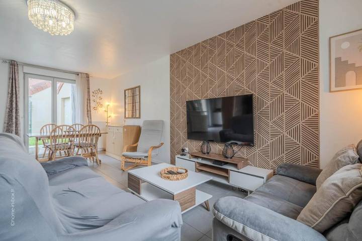 Gîte pour 6 personnes, avec terrasse à Villeneuve-le-Comte
