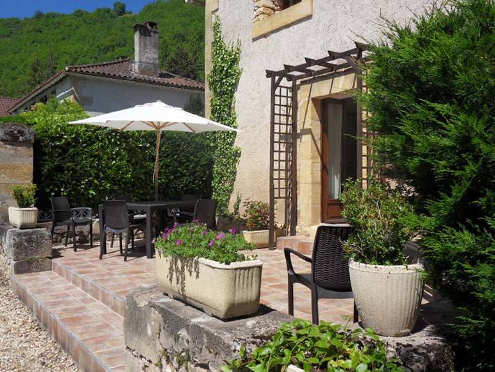 Gîte pour 4 personnes, avec piscine ainsi que jardin et terrasse