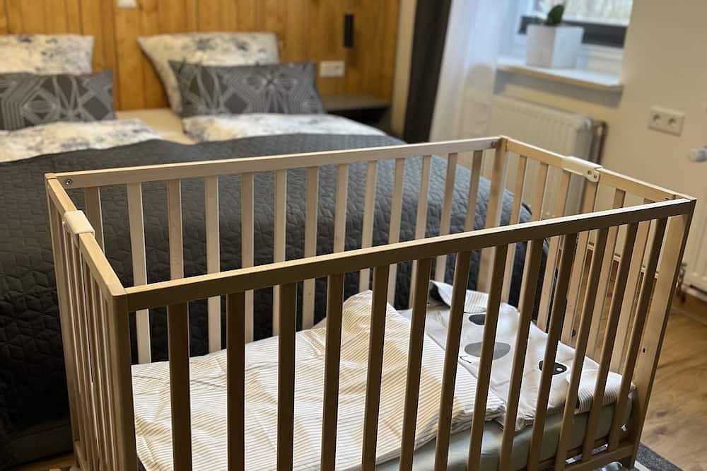Ganze Wohnung, Fewo direkt am Deich 8 Personen + 2 Kleinkinder 150qm 2 Bäder 5 Zimmer Terrasse in Cappel-Neufeld, Nordholz