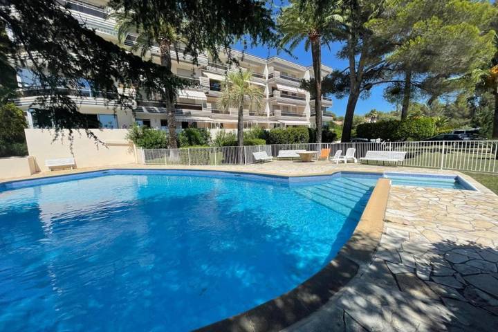 Location de vacances pour 4 personnes, avec terrasse ainsi que piscine et jardin dans Boulouris