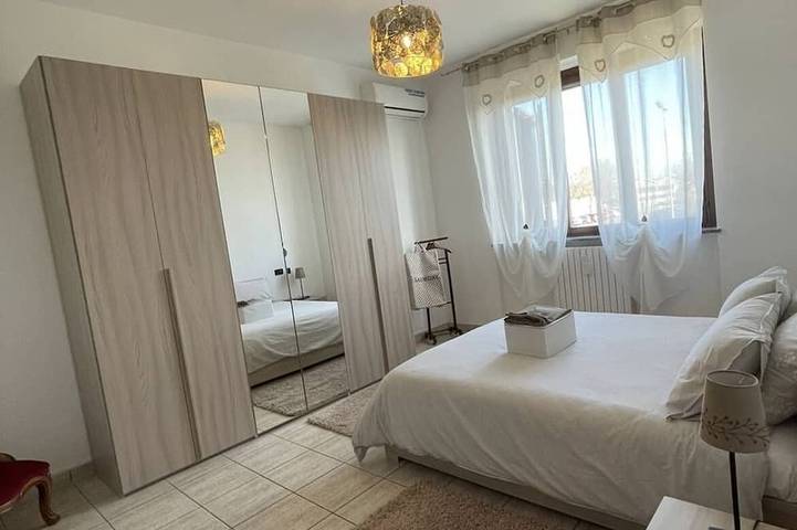 Large villa up 15 people near Milan & Rho Fiera in Gaggiano, Provincia di Milano