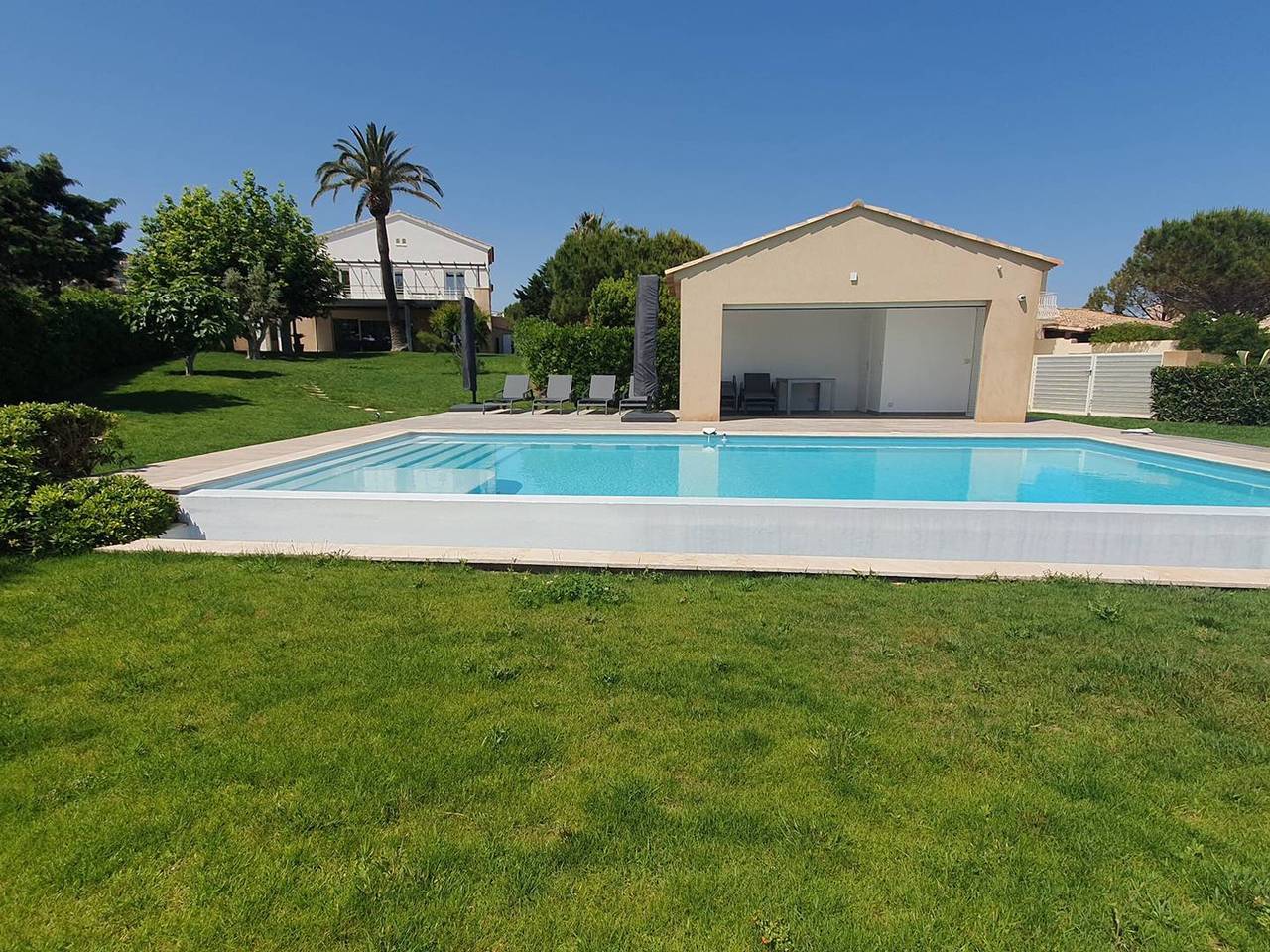 Villa direkt am Wasser für 10 Personen mit Pool, Klimaanlage und Wlan in Les Issambres, Roquebrune-sur-Argens