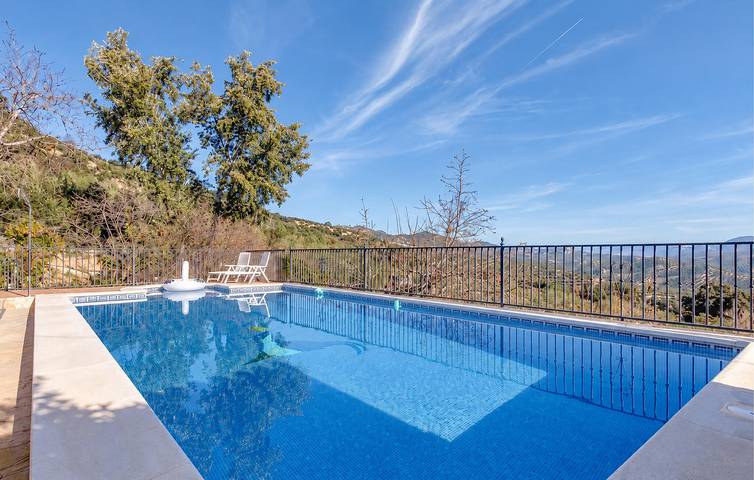 Poolside Paradise: Luxe Apartment with AC, Fire Pit & Grill in Iznájar, Sierras Subbéticas