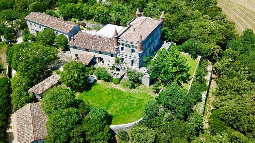 Location de vacances pour 18 personnes, avec Terrasse ainsi que Jardin et Vue à Brissac