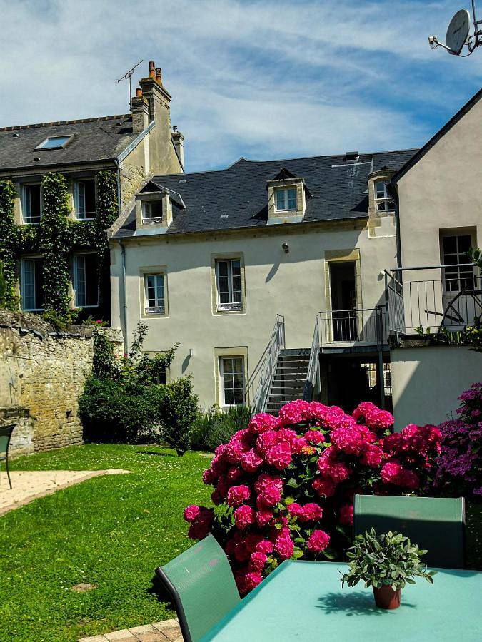 Appartement entier, Apt duplex ou plain pied tout confort plein centre ville Bayeux proche commerces, restaurants, avec terrasse privative ou jardin commun aménagé clos, parking gratuit à proximité, proche plages du débarquement in Bayeux, Région de Bayeux