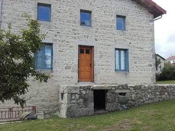 Chambre d’hôte pour 2 personnes, avec jardin dans Fournols