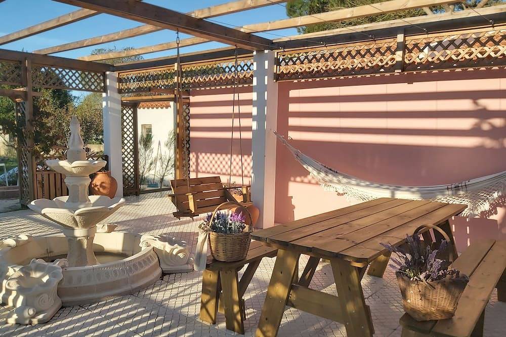 House, beautiful garden & playground near the beach in Praia do Magoito, São João das Lampas e Terrugem