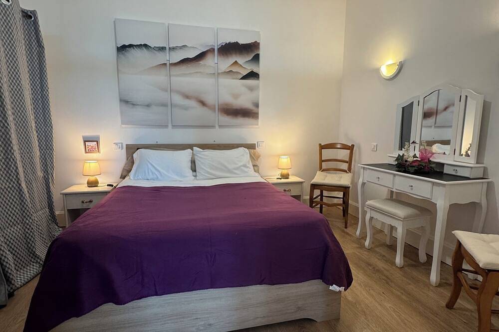 Entire apartment, Apartment with a terrace and a panoramic view in Lectoure, Gers