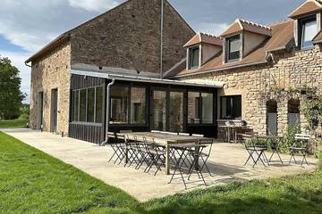 Gîte pour 14 personnes, avec terrasse à Saint-Germain-des-Champs