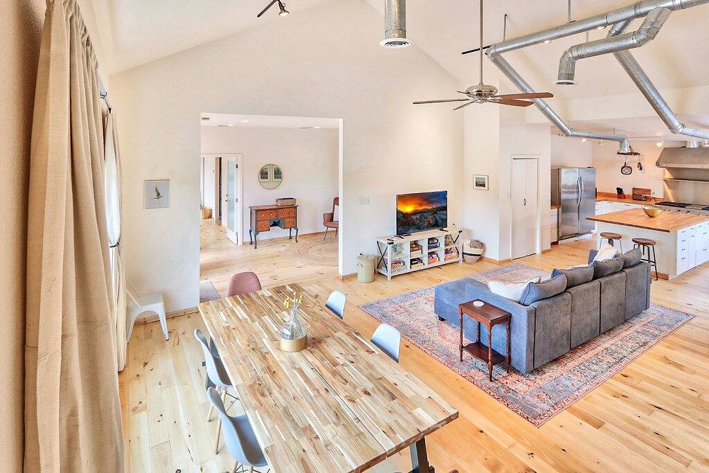 Restful Retreat- Stylish 4 Bedroom Oasis in Hays County