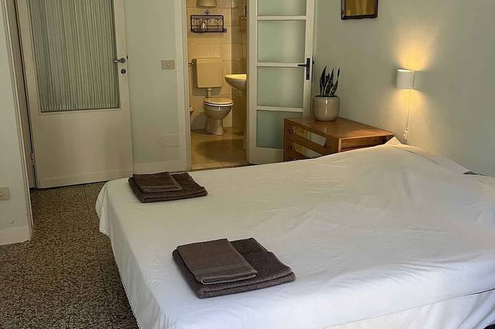 Appartamento intero, Appartamento per vacanze con balcone e Internet in Lesa, Lago Maggiore (Piemonte)
