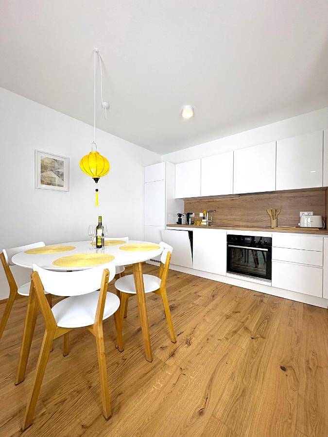 Ferienwohnung für 4 Personen, mit Balkon und Garten sowie Pool und Ausblick