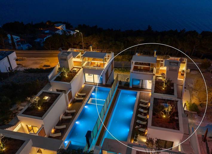 Hochwertig gestaltete Villa Maestral mit beheiztem Pool, Whirlpool, Wellness, Fitnessraum, Sauna, 3 Schlafzimmern und offenem Meerblick in Marusici, Omis-Riviera