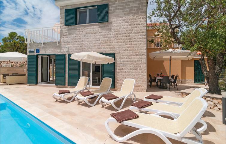 Location de vacances pour 8 personnes, avec terrasse et piscine à Supetar - 3