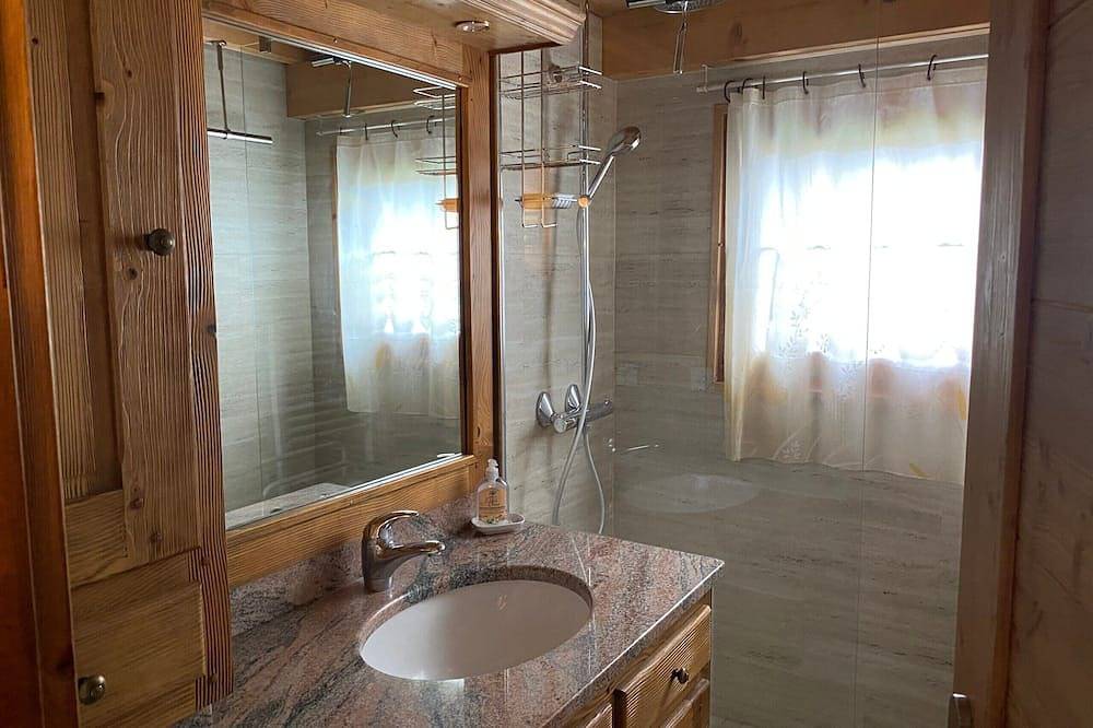 Chalet '6p Comfort - Le Bouvreuil' with Mountain View, Private Terrace & Wi-Fi in Verchaix, Bonneville region