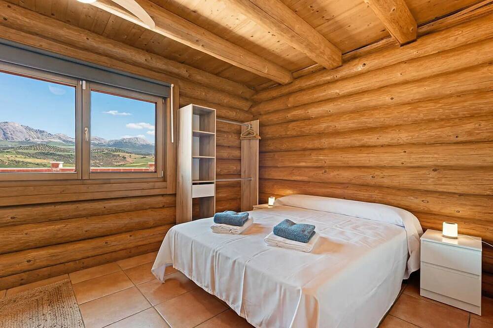 Cabaña nórdica en la Costa del Sol, disfruta del clima de Andalucia con piscina! in Casabermeja, Provincia de Málaga