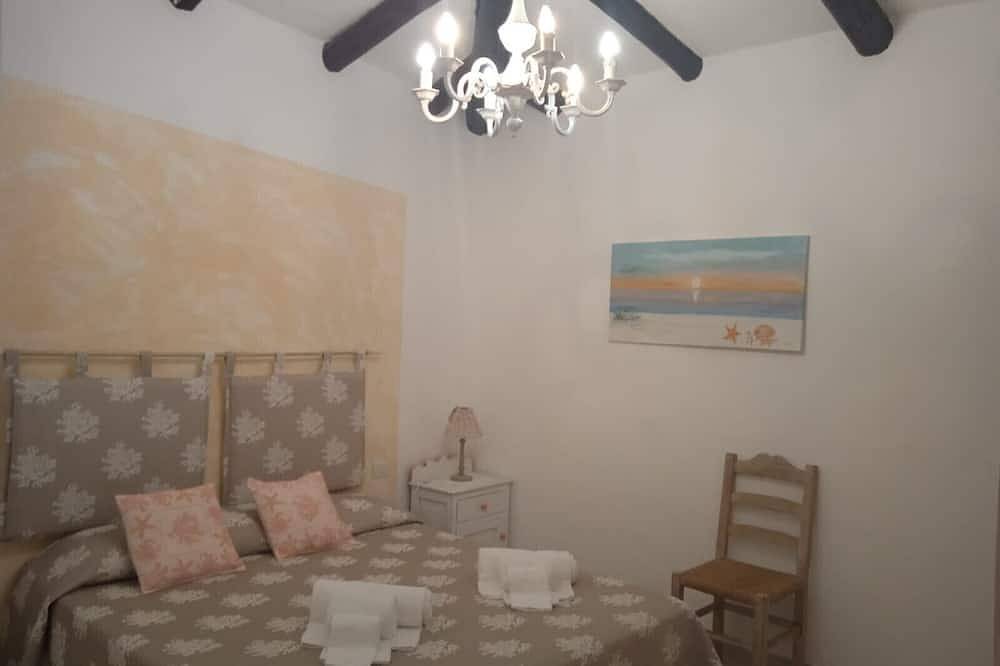 Unabhängige Villa mit großem Garten und Pool 50 Meter vom Meer entfernt in Spiaggia di Laconia, Arzachena