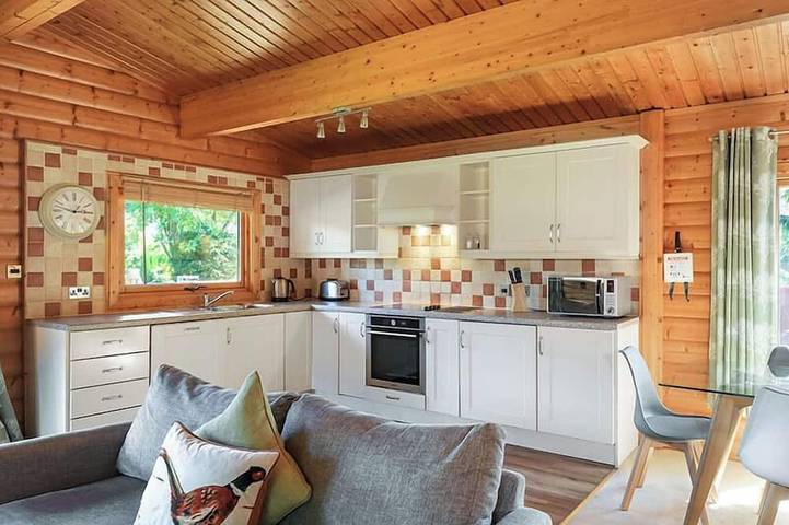 3 Bedroom, 5 star, award winning Lodge with luxurious hot tub (sleeps 6) in Hursley, South-Downs