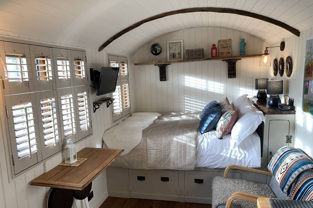 Luxury heated shepherd's hut in field location. in Yate, Gloucestershire du Sud