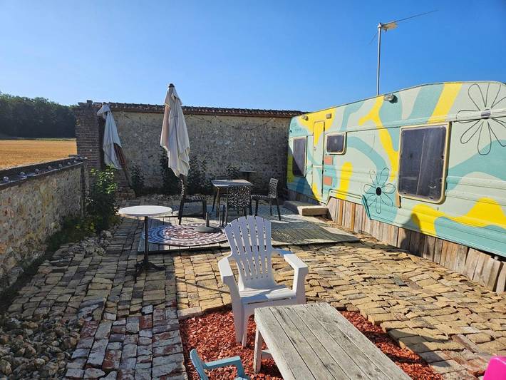 Gîte pour 4 personnes, avec terrasse ainsi que vue et jardin à Gaudreville-la-Rivière