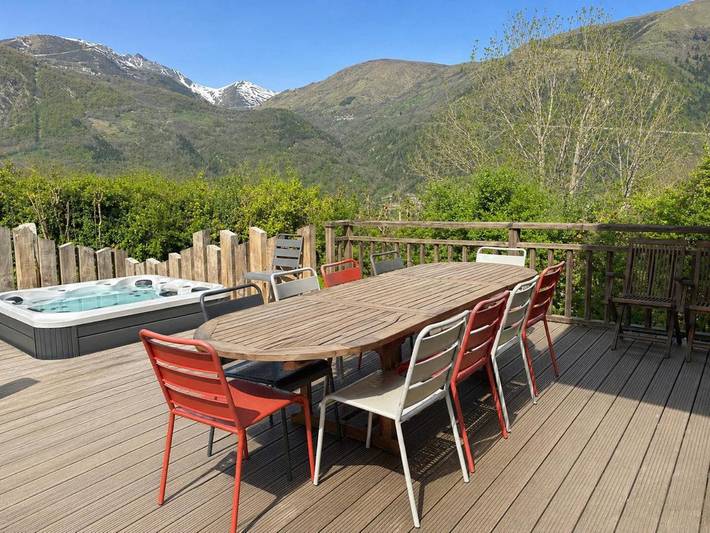 Gîte pour 12 personnes, avec jacuzzi ainsi que terrasse et jardin à Bourisp