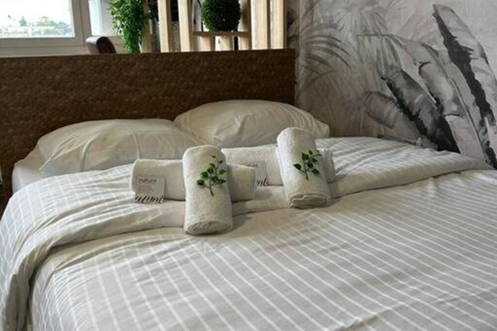 Entire apartment, Studio Le Cosy Jungle close to the station and historic center in Chartres, Chartres region