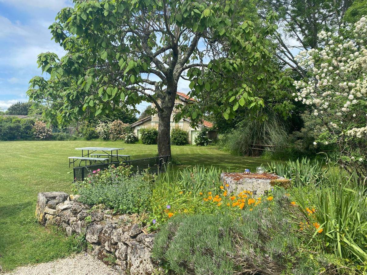 Four-Bedroom House in Saint-Ciers-sur-Gironde, Région de Blaye