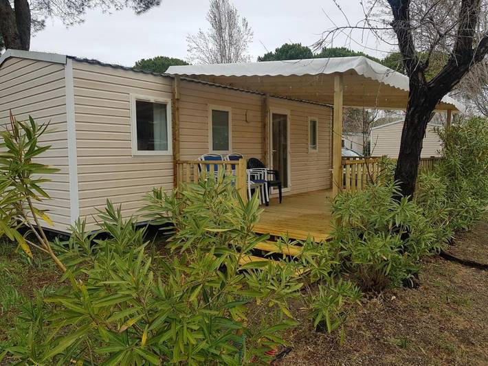Camping pour 8 personnes, avec Terrasse et Bassin pour enfant ainsi que Piscine et Vue dans Port Camargue