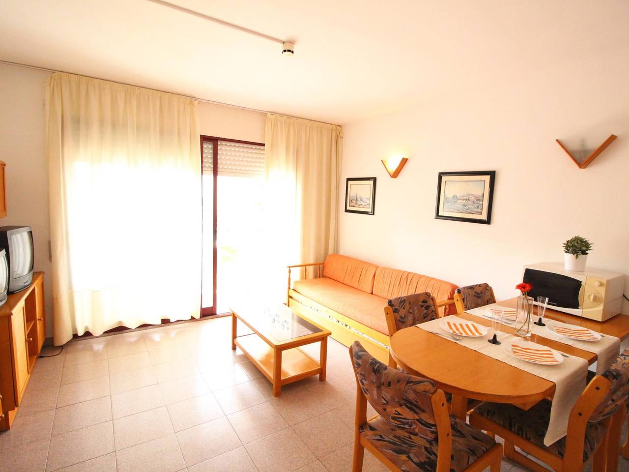 Apartamento vacacional entero, Apartamento 4 pax y piscina comunitaria a 200 mts de la Playa Capellans de Salou in Cala dels Capellans (Salou), Salou