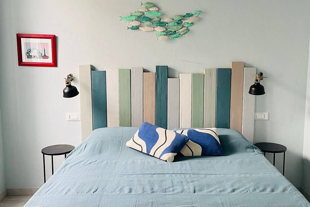 Appartamento intero, Appartamento 'Blue House con Terrazzo' vista mare, Wi-Fi e aria condizionata in Portopalo di Capo Passero, Siracusa e dintorni