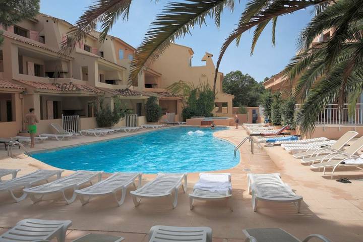 Appart’hôtel pour 6 personnes, avec bassin pour enfant et jardin ainsi que vue et piscine