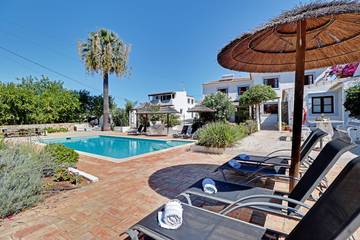 Location de vacances pour 12 personnes, avec balcon et piscine dans Boliqueime