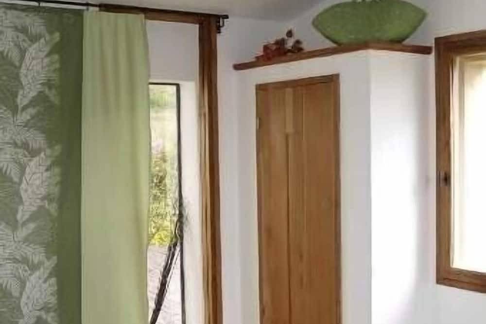 Country house, secure swimming pool and landscape meadow, excellent services in Villars, Parc naturel régional du Luberon