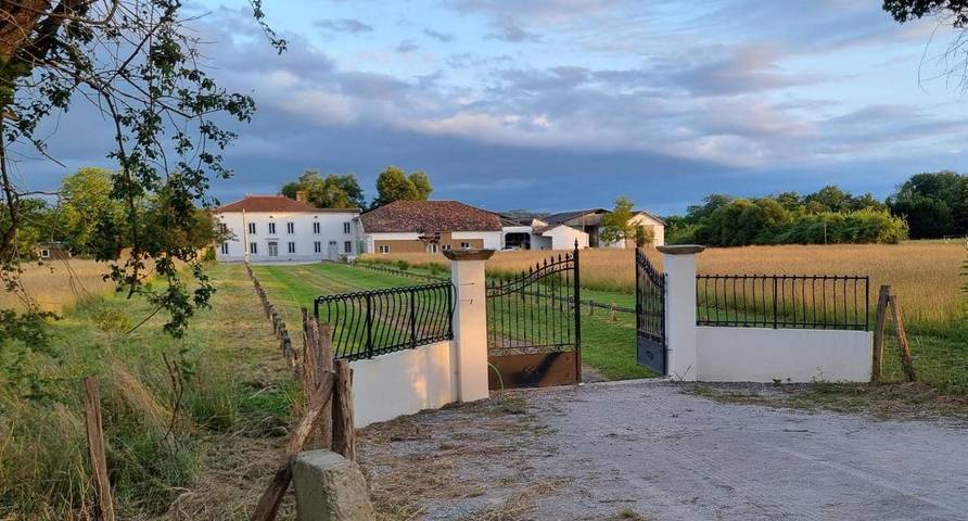 Location de vacances pour 5 personnes, avec vue ainsi que terrasse et jardin à Labatut