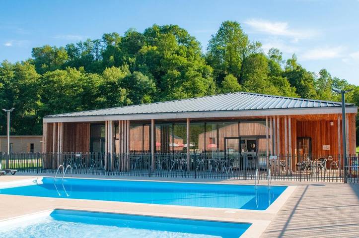 Location de vacances pour 4 personnes, avec terrasse ainsi que jardin et piscine à La Bastide-de-Sérou - 3