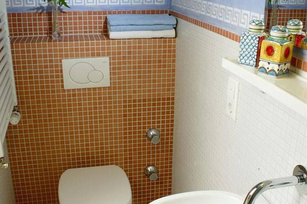 Doppelzimmer 3  Dusche/Wc - Pension Haus Sonneck in Manderscheid, Bernkastel-Kues & Umgebung