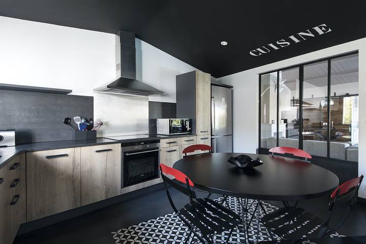 Location de vacances pour 12 personnes, avec jardin et terrasse, animaux acceptés dans Plage De L Arnerault La Flotte - 4