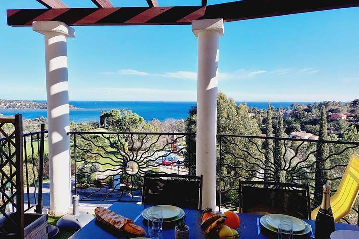 Gîte pour 4 personnes, avec piscine et jardin dans Golf De Cap Esterel