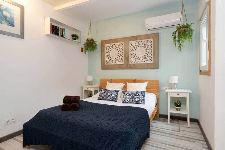 Entire apartment, Penthouse with terrace 20' Barcelona center / 10' walk to the beach / 15' Fórum Bcn in Sant Adrià de Besòs, Barcelonès