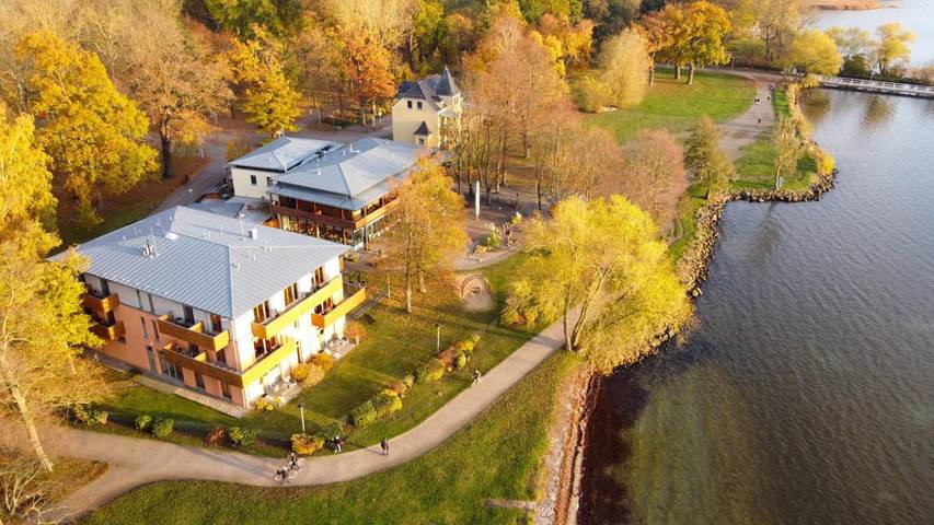 Hotel, mit Balkon und Terrasse sowie Garten und Sauna am Tollensesee - 2