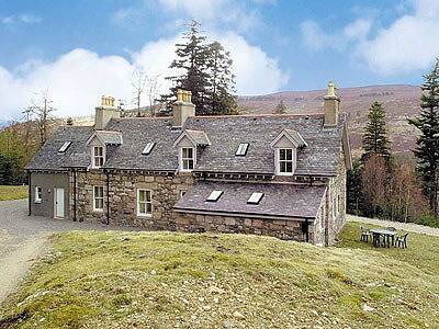 Log cabin for 8 people, with Garden in Glenshee