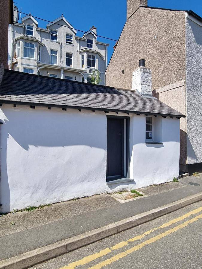 Ferrymans Cottage - Iconic Listed Building in Menai Bridge, Isle of Anglesey