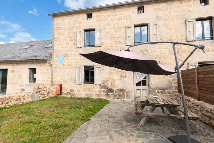 Gîte pour 6 personnes, avec terrasse et piscine