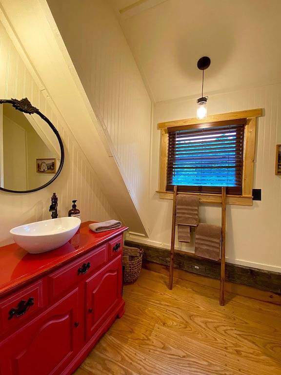 Creekside Cabin, located just minutes from Blowing Rock! in Blue Ridge Parkway, Caldwell County