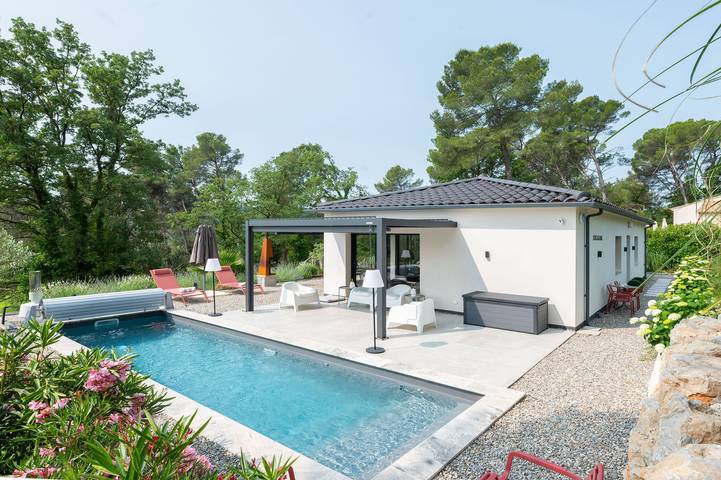 Location de vacances pour 4 personnes, avec terrasse ainsi que jardin et piscine à Salernes - 3