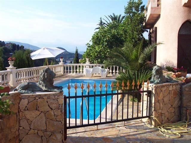 Villa pour 6 personnes, avec vue et piscine ainsi que jardin et vue sur le lac, adapté aux familles à Théoule-sur-Mer